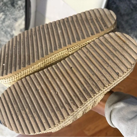 Fashion Nova Tan Platform Slides | Size 5.5 - Picture 3 of 3